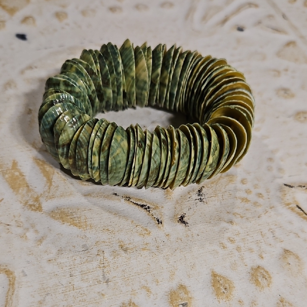 Green shell bracelet stretch
